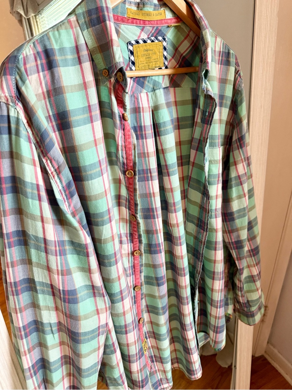 Women’s Light Weight Plaid Button Up Collared Shirt